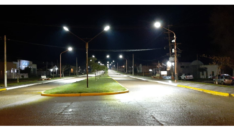 Nuevas luminarias se van colocando en Larroque, comenzando por Avenida Urquiza