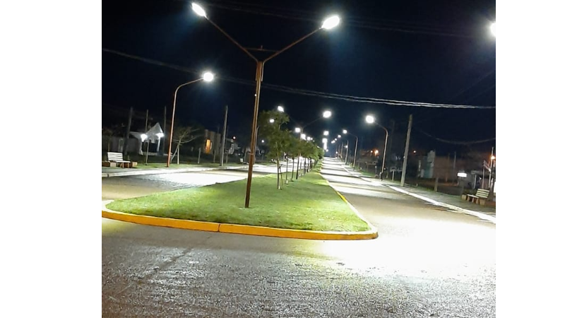 Nuevas luminarias se van colocando en Larroque, comenzando por Avenida Urquiza
