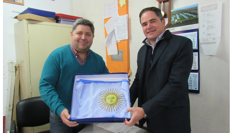 El intendente Hassell visitó la Escuela Técnica donde hizo entrega de una Bandera Nacional