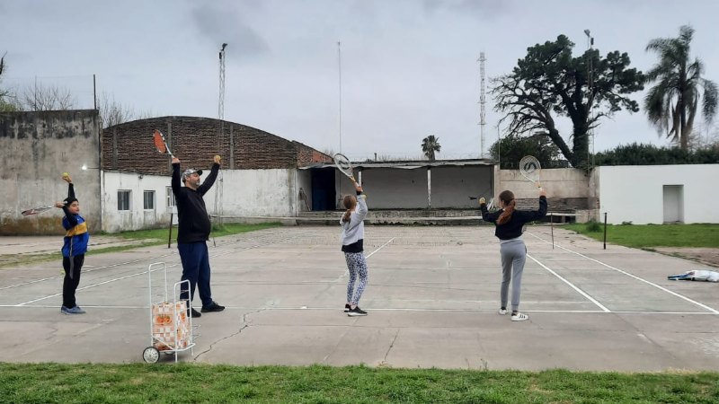 LARROQUE FOMENTA EL TENIS CON TALLER ORGANIZADO POR LA MUNICIPALIDAD