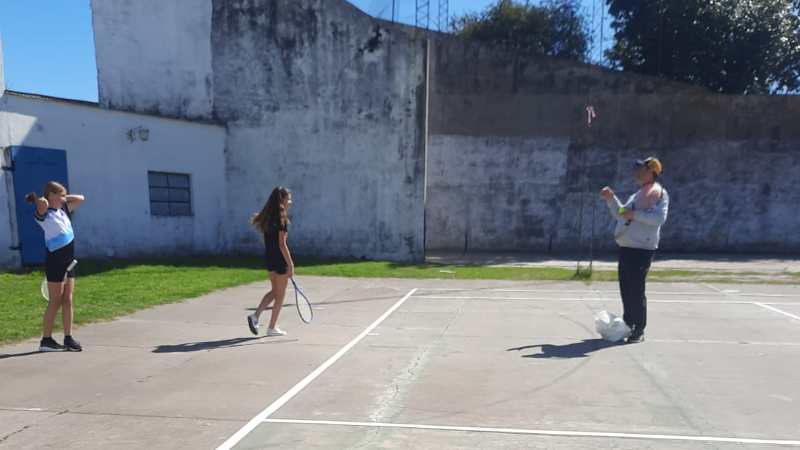 LARROQUE FOMENTA EL TENIS CON TALLER ORGANIZADO POR LA MUNICIPALIDAD