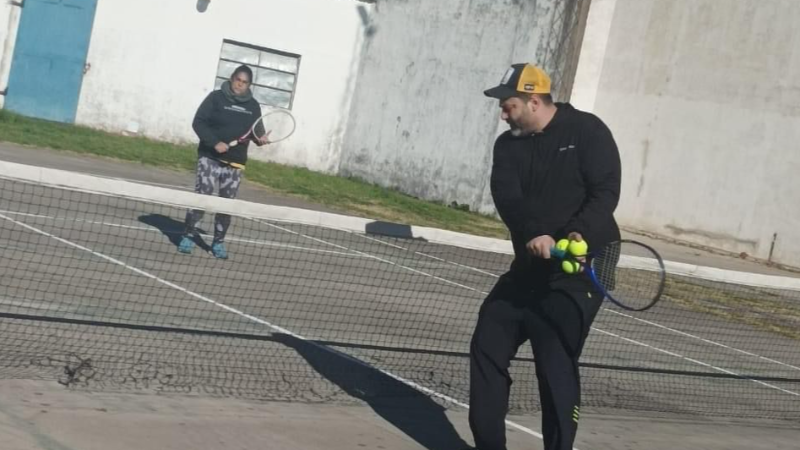 LARROQUE FOMENTA EL TENIS CON TALLER ORGANIZADO POR LA MUNICIPALIDAD