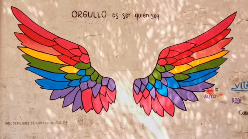 ORGULLO ES SER QUIEN SOY: MURAL EN EL MES DEL ORGULLO