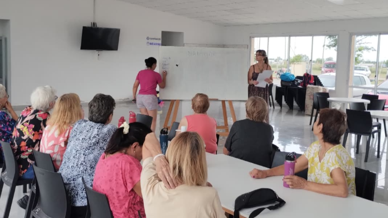 ACTIVIDADES EN LA COLONIA DE ADULTOS MAYORES: APRENDIZAJE Y MOVIMIENTO