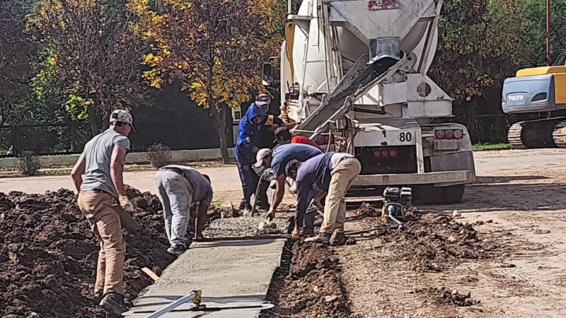 AVANZAN LAS OBRAS DE CORDÓN CUNETA EN CALLE SARGENTO CABRAL