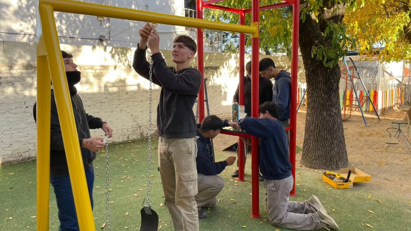 COLOCACIÓN DE UN MANGRULLO EN EL JARDÍN ESTRELLITAS.