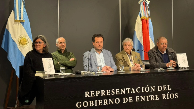 LARROQUE DIJO PRESENTE EN LA CASA DE ENTRE RÍOS: SE PRESENTÓ LA REEDICIÓN DEL PRIMER LIBRO DE MARÍA ESTHER DE MIGUEL.