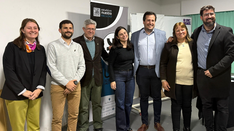 ENTREGA DE DIPLOMAS A LOS EGRESADOS DE LA DIPLOMATURA UNIVERSITARIA EN MARKETING DIGITAL