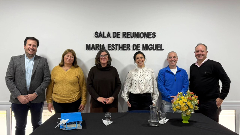 SE PRESENTÓ "VIOLENTOS JARDINES DE AMÉRICA" EN LARROQUE, EN HOMENAJE A MARÍA ESTHER DE MIGUEL