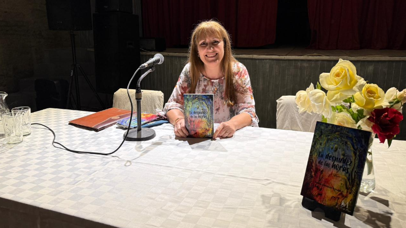 EMOTIVA PRESENTACIÓN DEL LIBRO "LA DESNUDEZ DE LAS HORAS" DE MARÍA ÁNGELES LONARDI EN LARROQUE