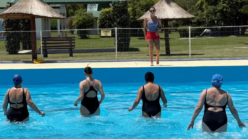 COMENZARON LAS CLASES DE NATACIÓN PARA ADULTOS EN EL POLIDEPORTIVO MUNICIPAL
