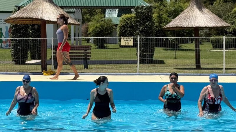 COMENZARON LAS CLASES DE NATACIÓN PARA ADULTOS EN EL POLIDEPORTIVO MUNICIPAL
