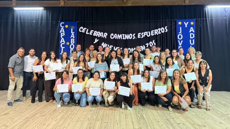 ENTREGA DE CERTIFICADOS DE CAPACITACIONES LABORALES PARA JÓVENES Y ADULTOS