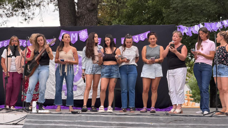 8M EN LARROQUE: "UNIDAS SOMOS INFINITAS"