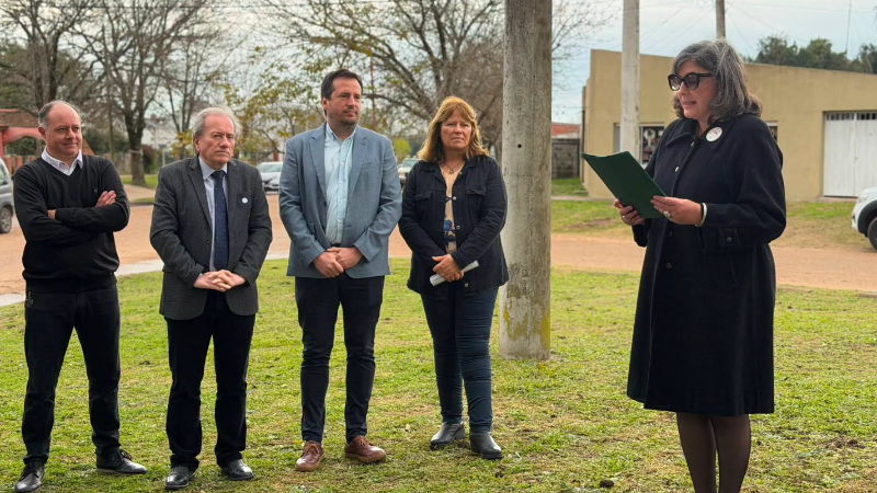 LARROQUE YA TIENE SU PLAZOLETA DE LOS ESCRITORES