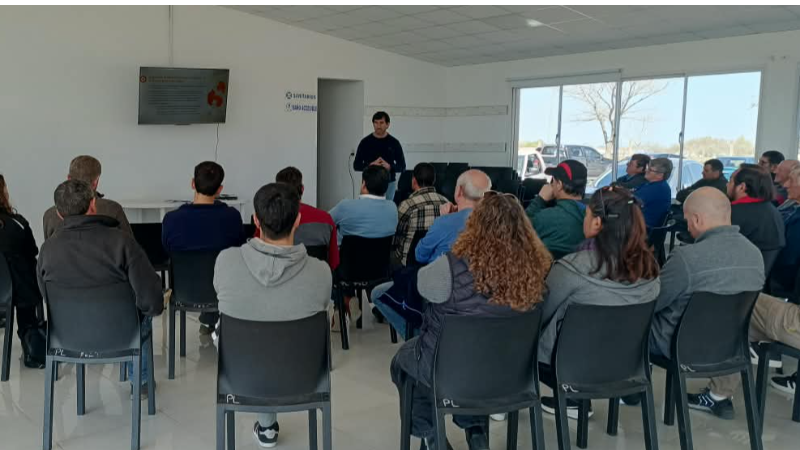 PRODUCTORES APÍCOLAS DE LA REGIÓN PARTICIPARON DE UNA JORNADA INFORMATIVA EN LARROQUE