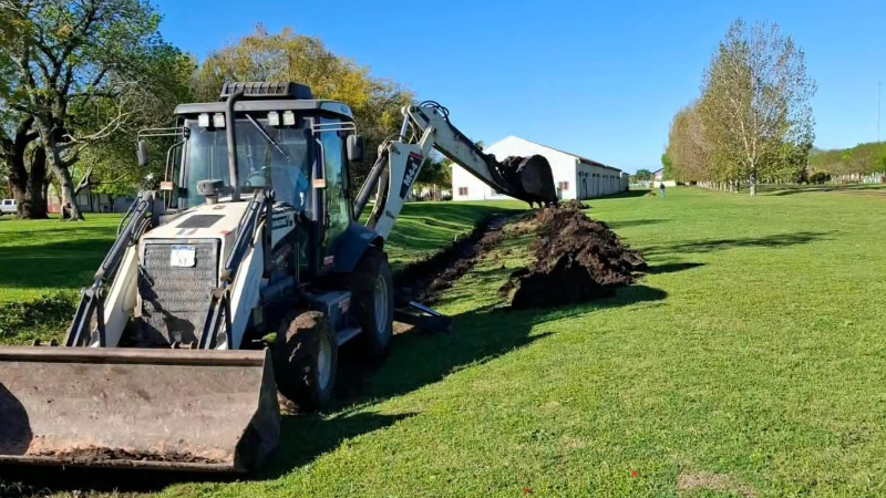 TRABAJOS DE LIMPIEZA Y MANTENIMIENTO EN EL DESAGÜE DE CALLE ISLAS MALVINAS